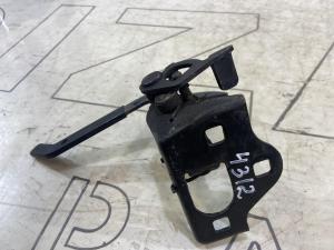 Крючок капота 1Z0823480E Skoda Octavia RS II