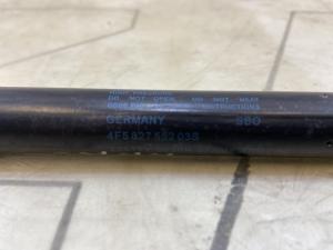 Амортизатор крышки багажника 4F5827552 