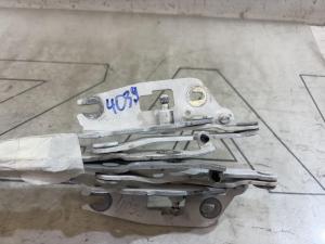 Петли крышки багажника  левая правая 4F5827301D Audi A6 C6